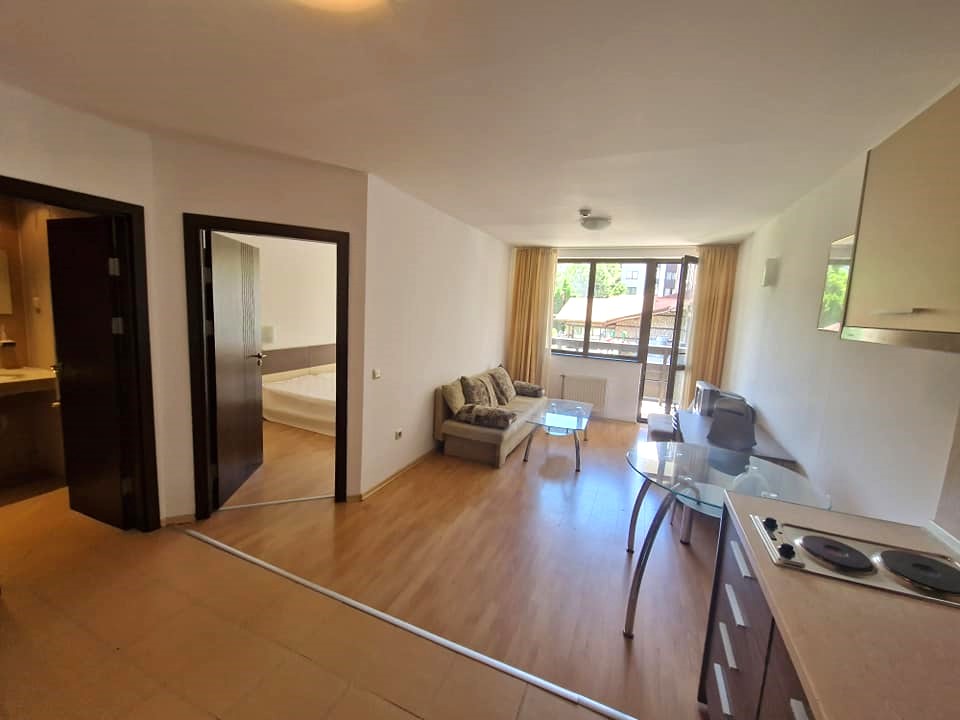 Банско: Обзаведен двустаен апартамент с южна тераса близо до ски лифта