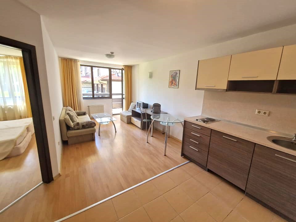 Банско: Обзаведен двустаен апартамент с южна тераса близо до ски лифта