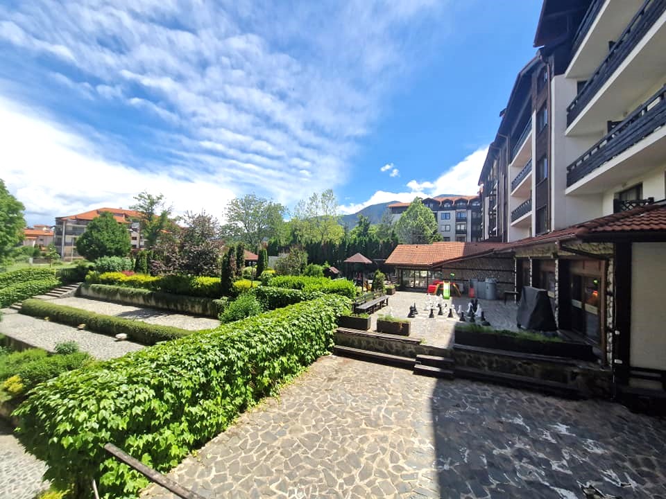 Банско: Обзаведен двустаен апартамент с южна тераса близо до ски лифта