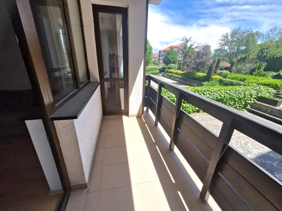 Банско: Обзаведен двустаен апартамент с южна тераса близо до ски лифта