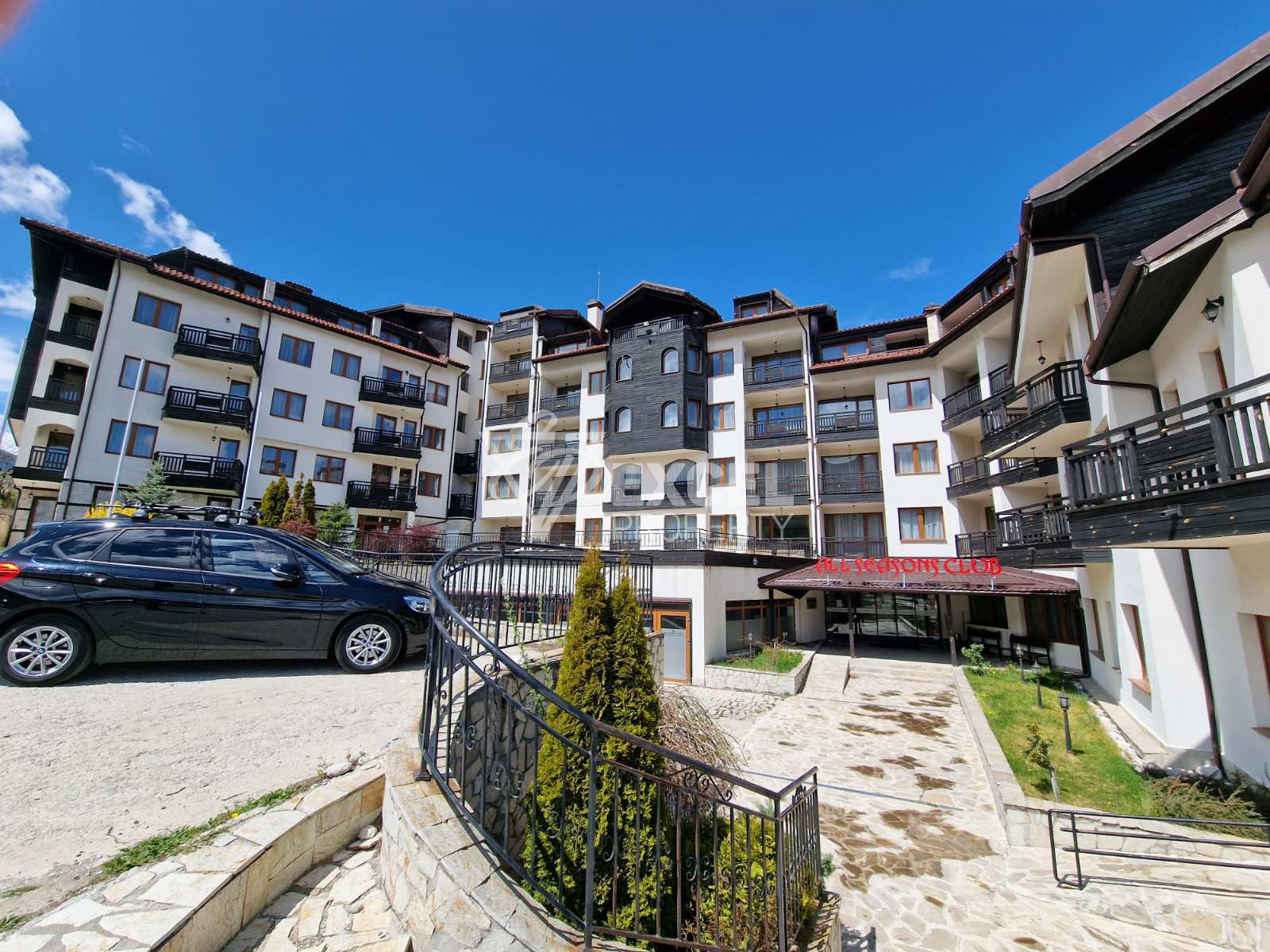 Тристаен обзаведен апартамент за продажба в Банско с панорама Пирин