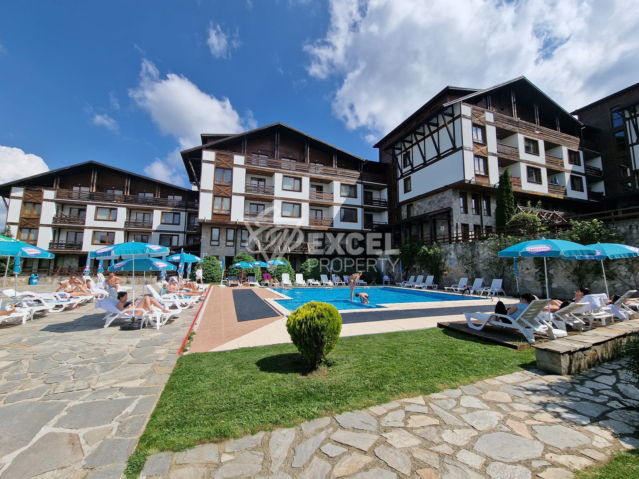 Двустаен апартамент с гледка към басейна в хотелската част на Green Life, Банско
