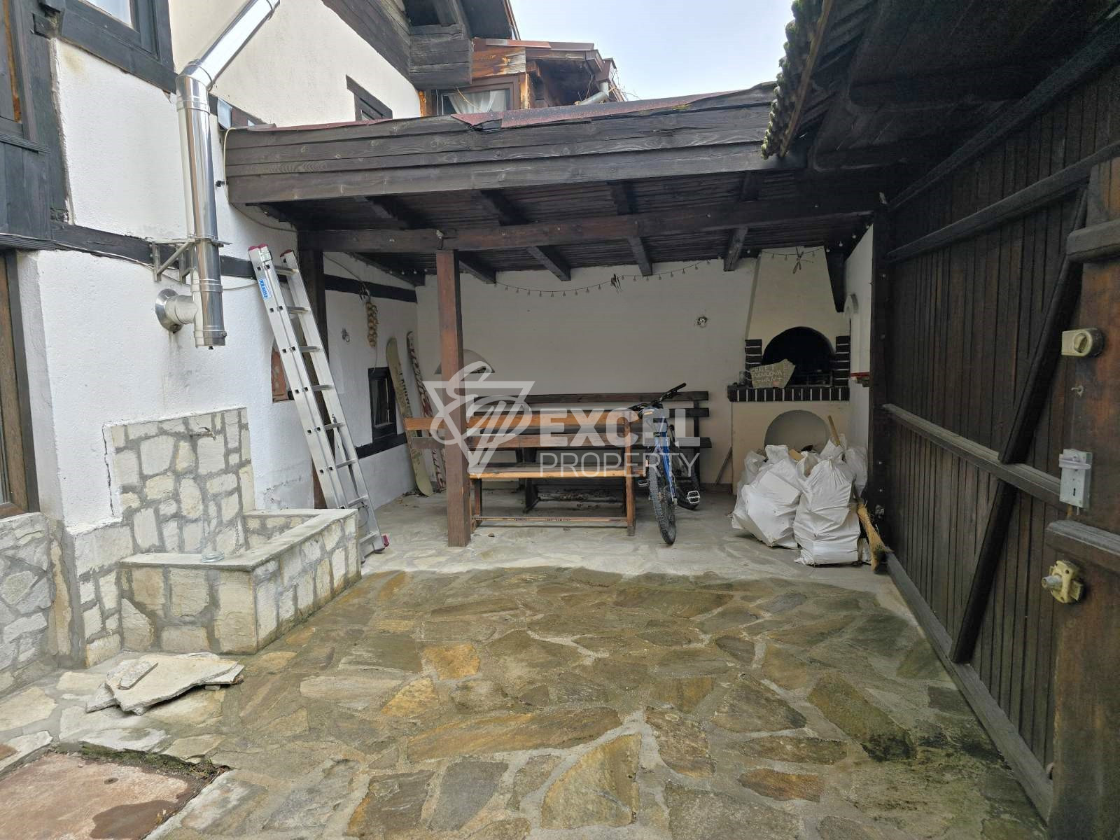 Автентична двуетажна къща за продажба в старата част на Банско, на 200м от църквата "Света троица"