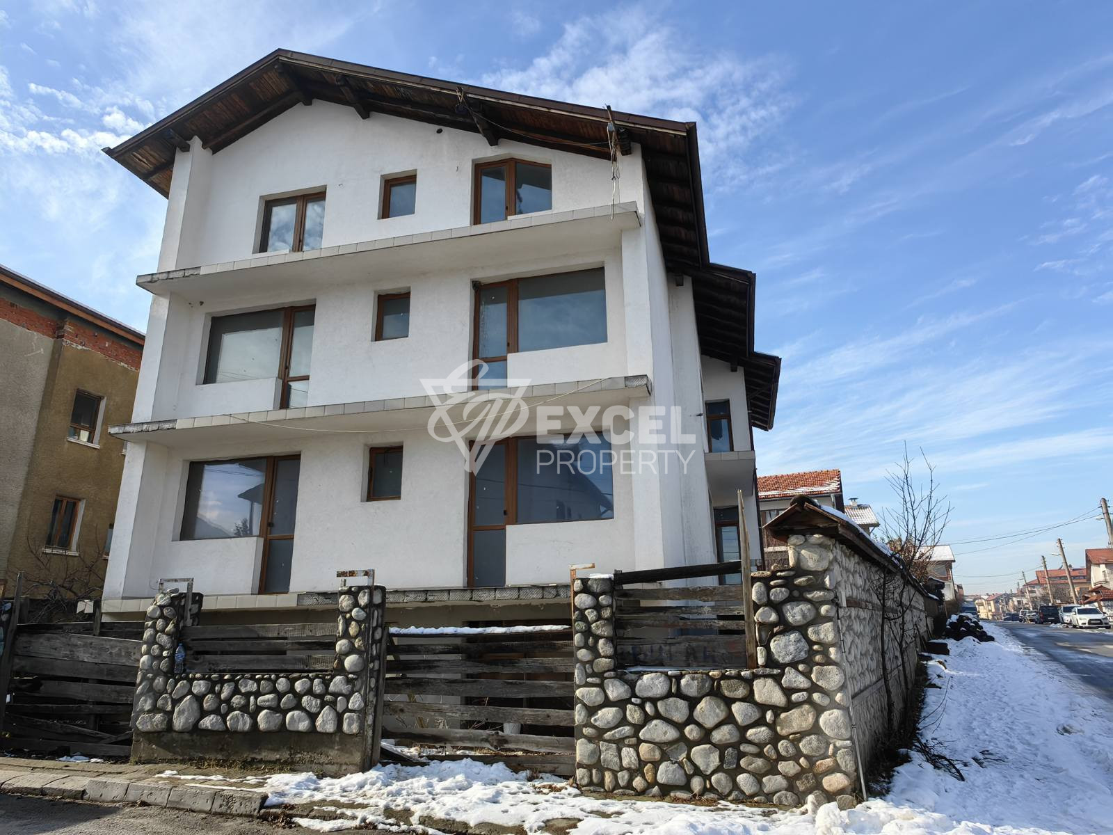 Масивна триетажна къща с 10 спални за продажба в Банско