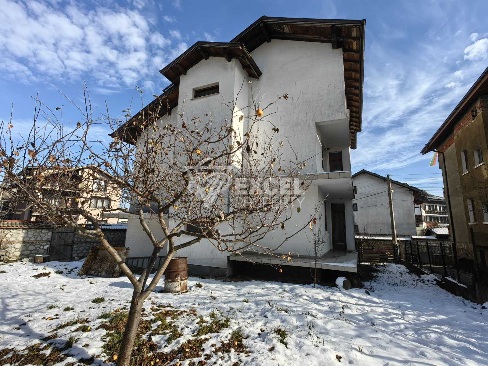 Масивна триетажна къща с 10 спални за продажба в Банско