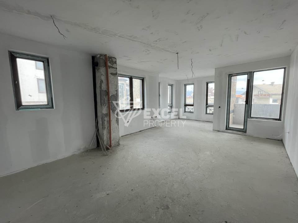 Просторен тристаен апартамент за продажба с панорама Пирин в Банско