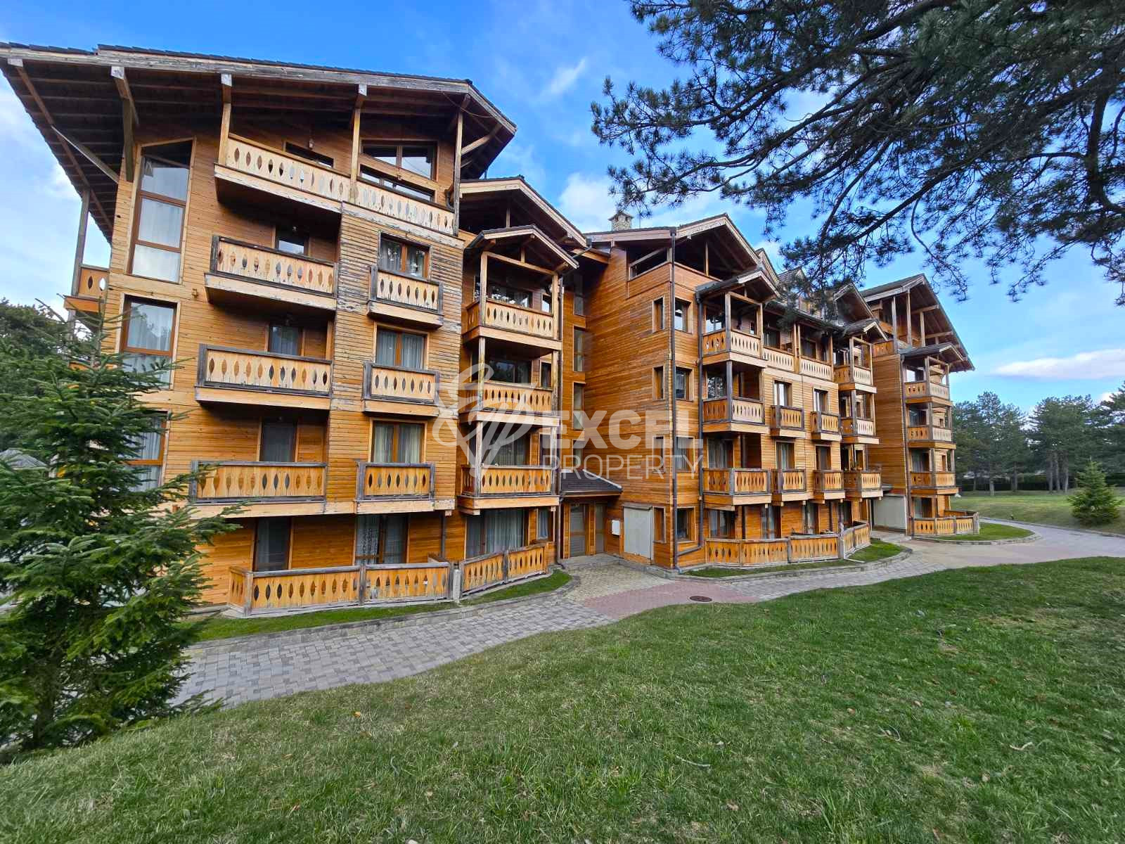 Слънчев двустаен апартамент за продажба в сърцето на Pirin Golf & Country Club!