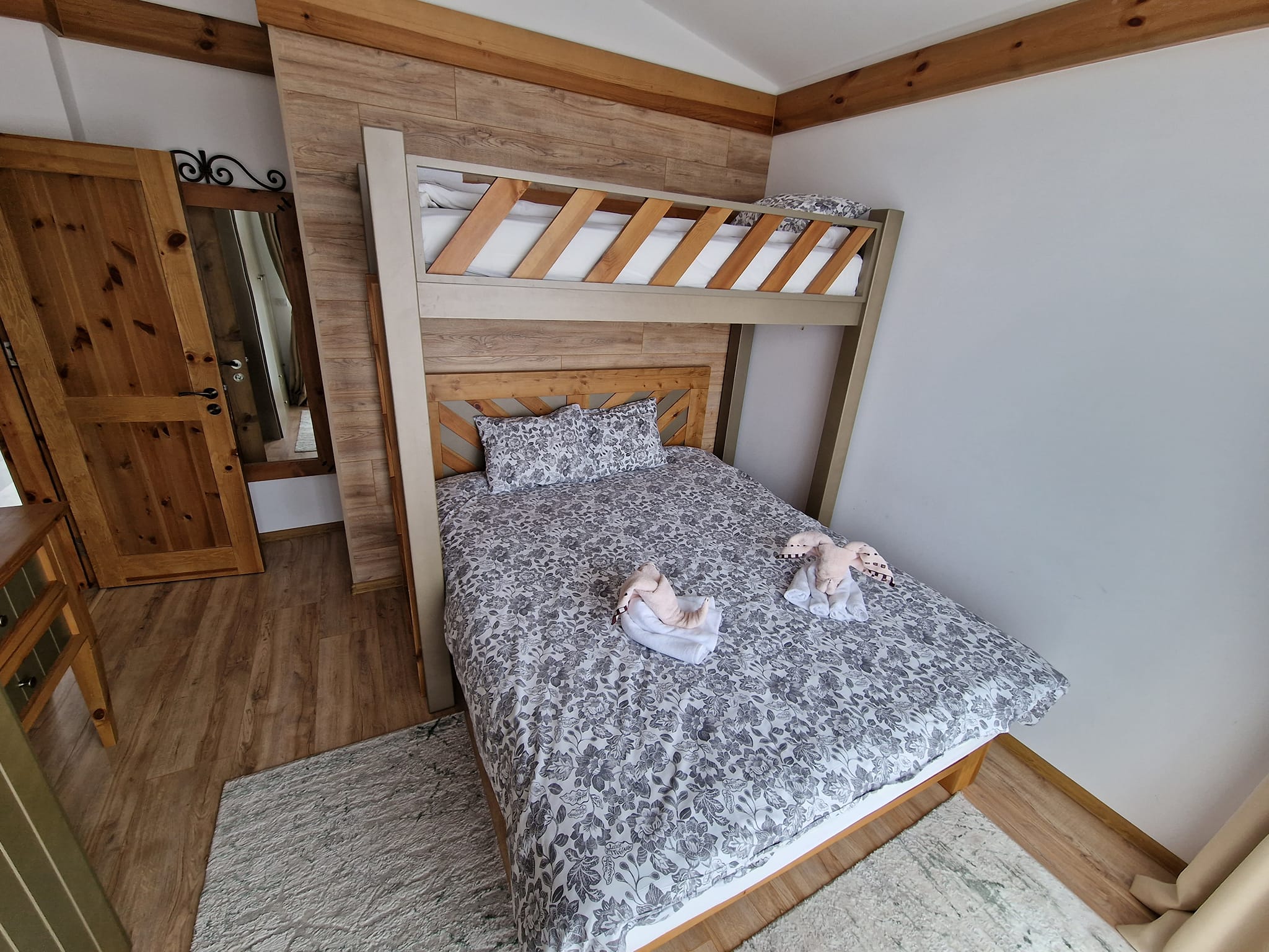 Алпийска къща с три спални и двор за продажба до Пирин голф, Разлог