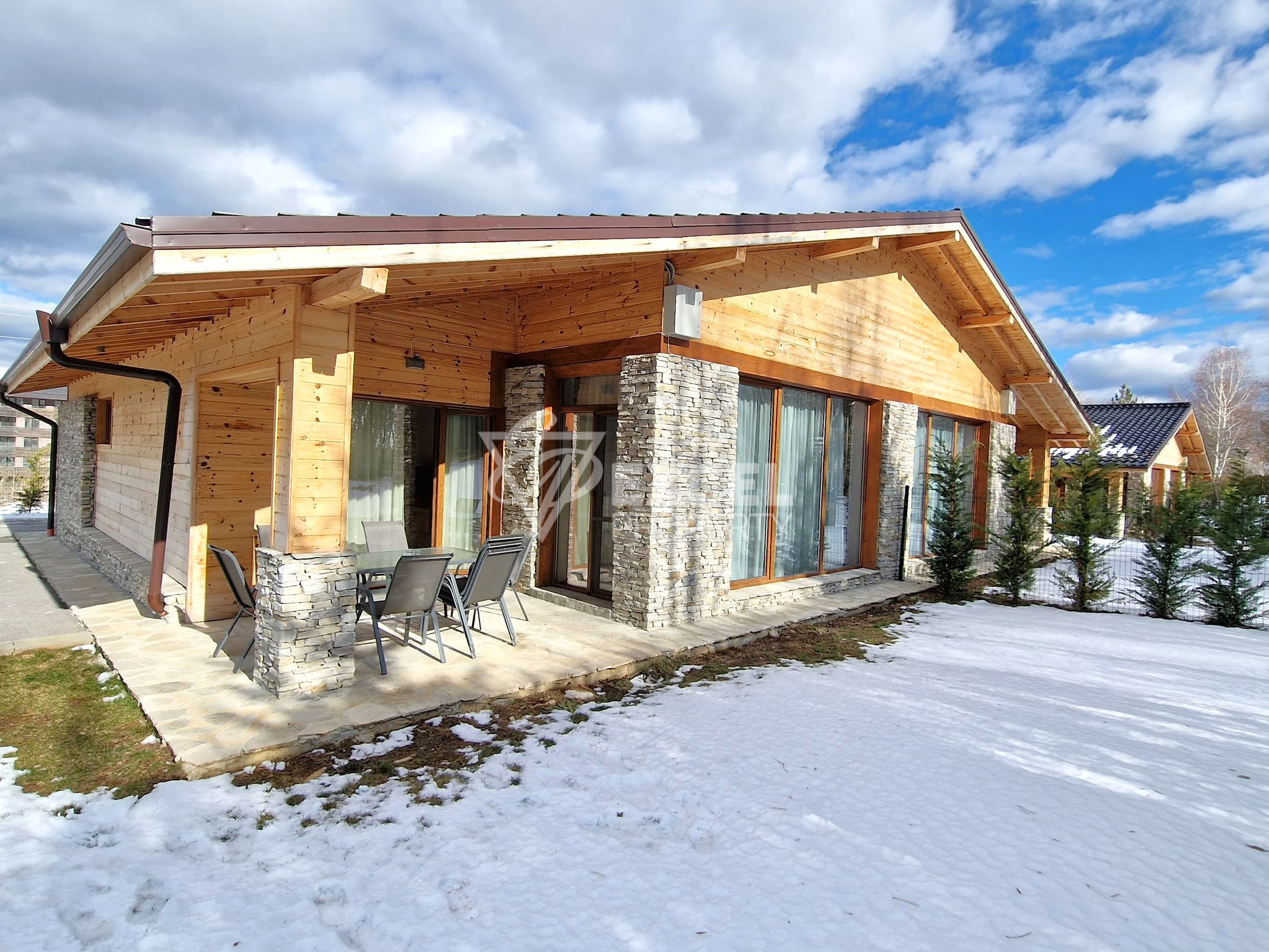 Просторна и слънчева къща с три спални за продажба в района на Пирин Голф