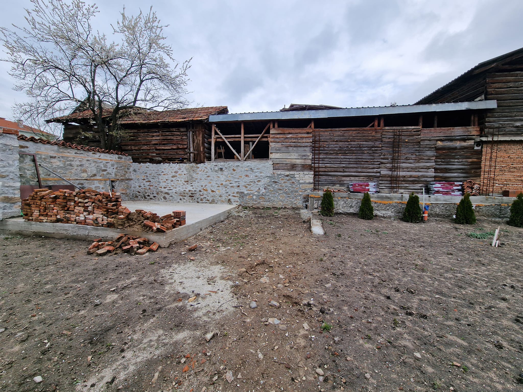 Реновирана триетажна къща с голям двор за продажба в село Баня, район Банско