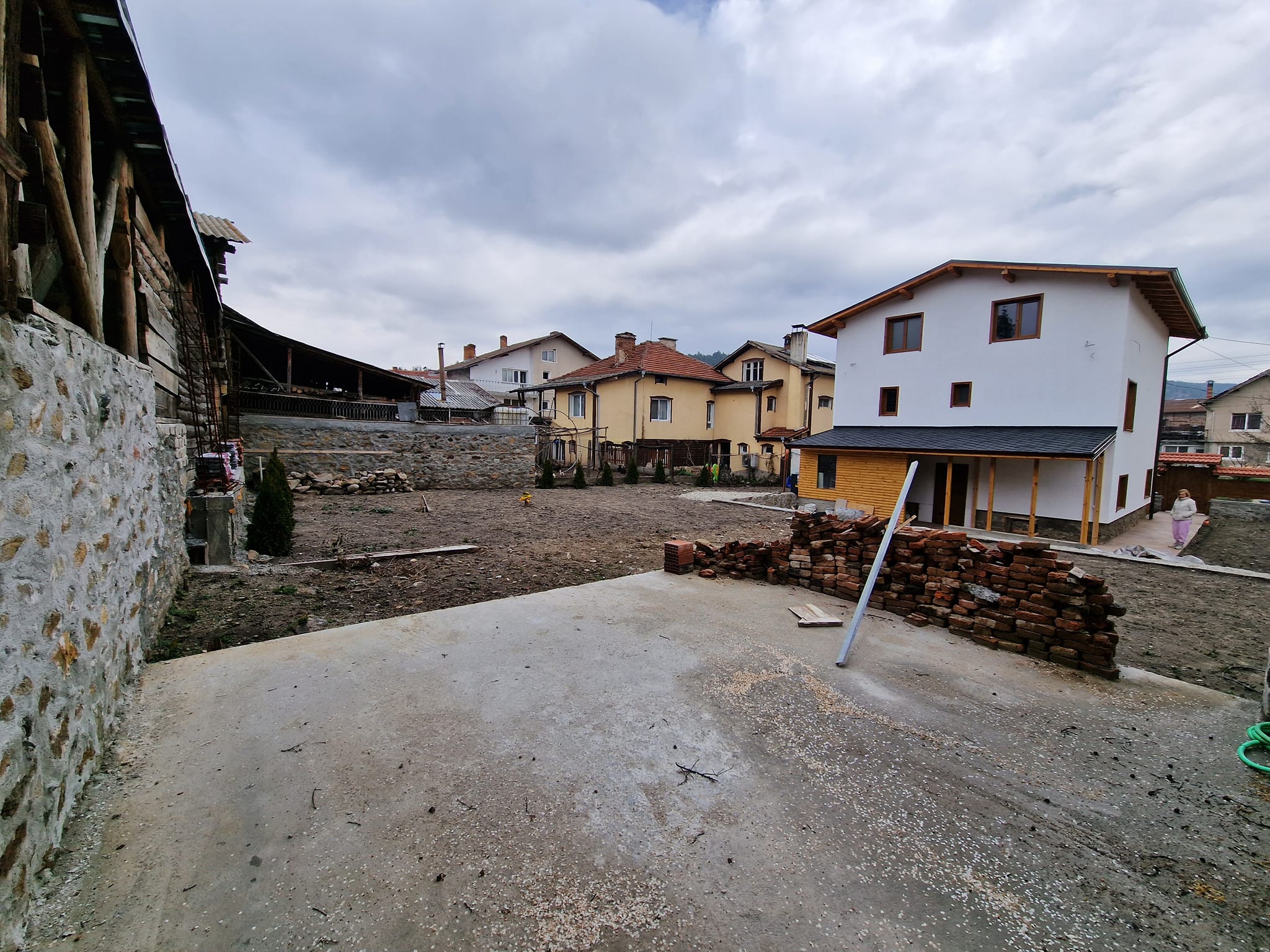 Реновирана триетажна къща с голям двор за продажба в село Баня, район Банско