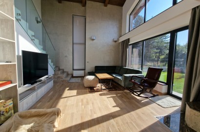 Меблированный двухэтажный дом с двором и захватывающим видом на гору Пирин, Разлог и Банско.