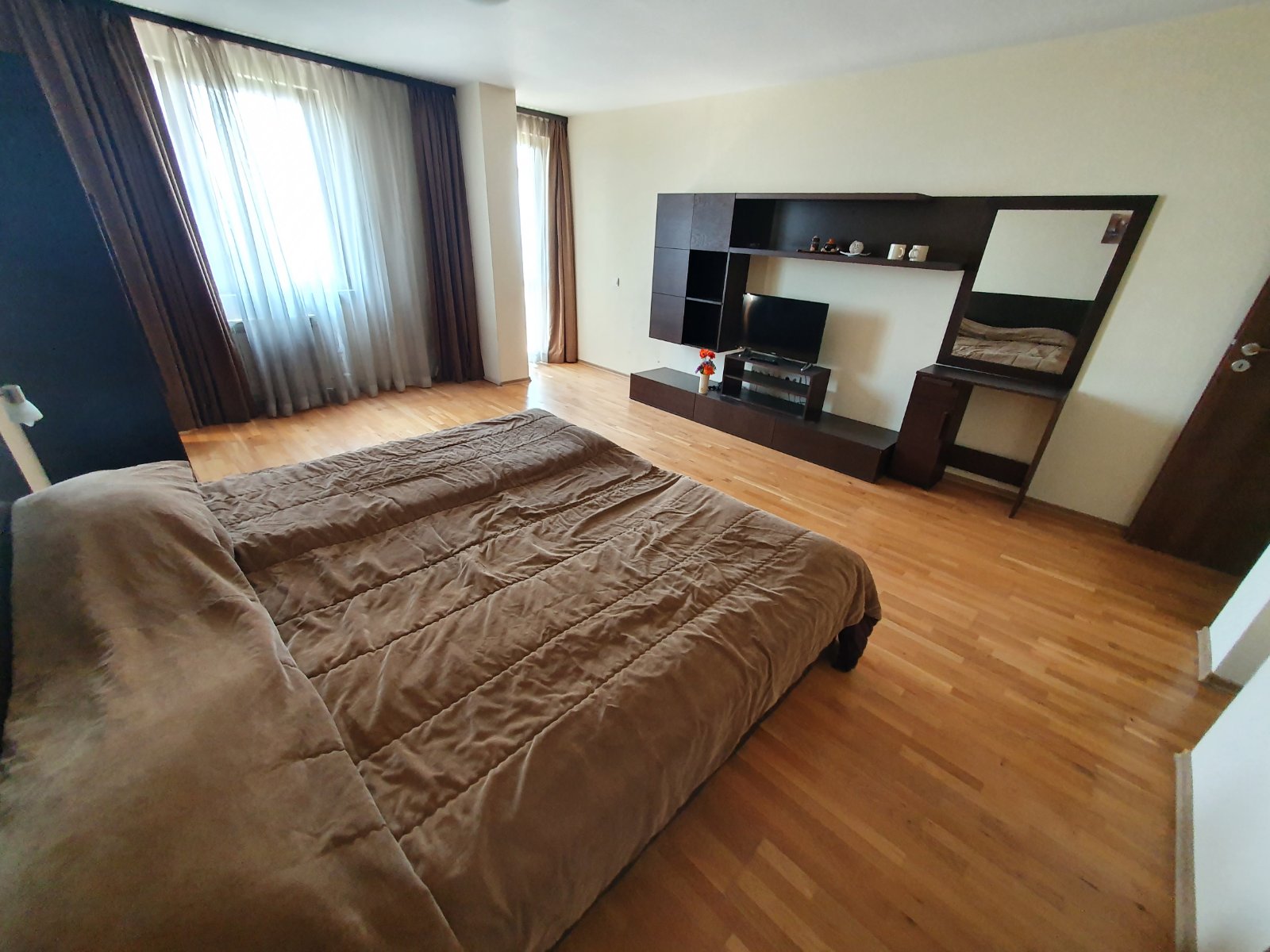 Просторен двустаен апартамент с две бани за продажба в Банско