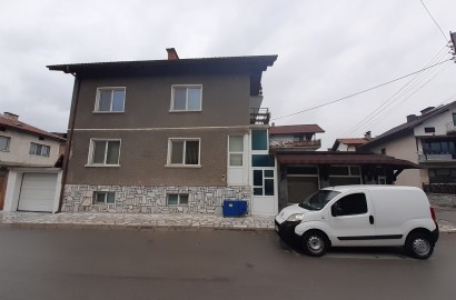 За продажба в Банско: Газифицирана масивна триетажна къща с търговско помещение