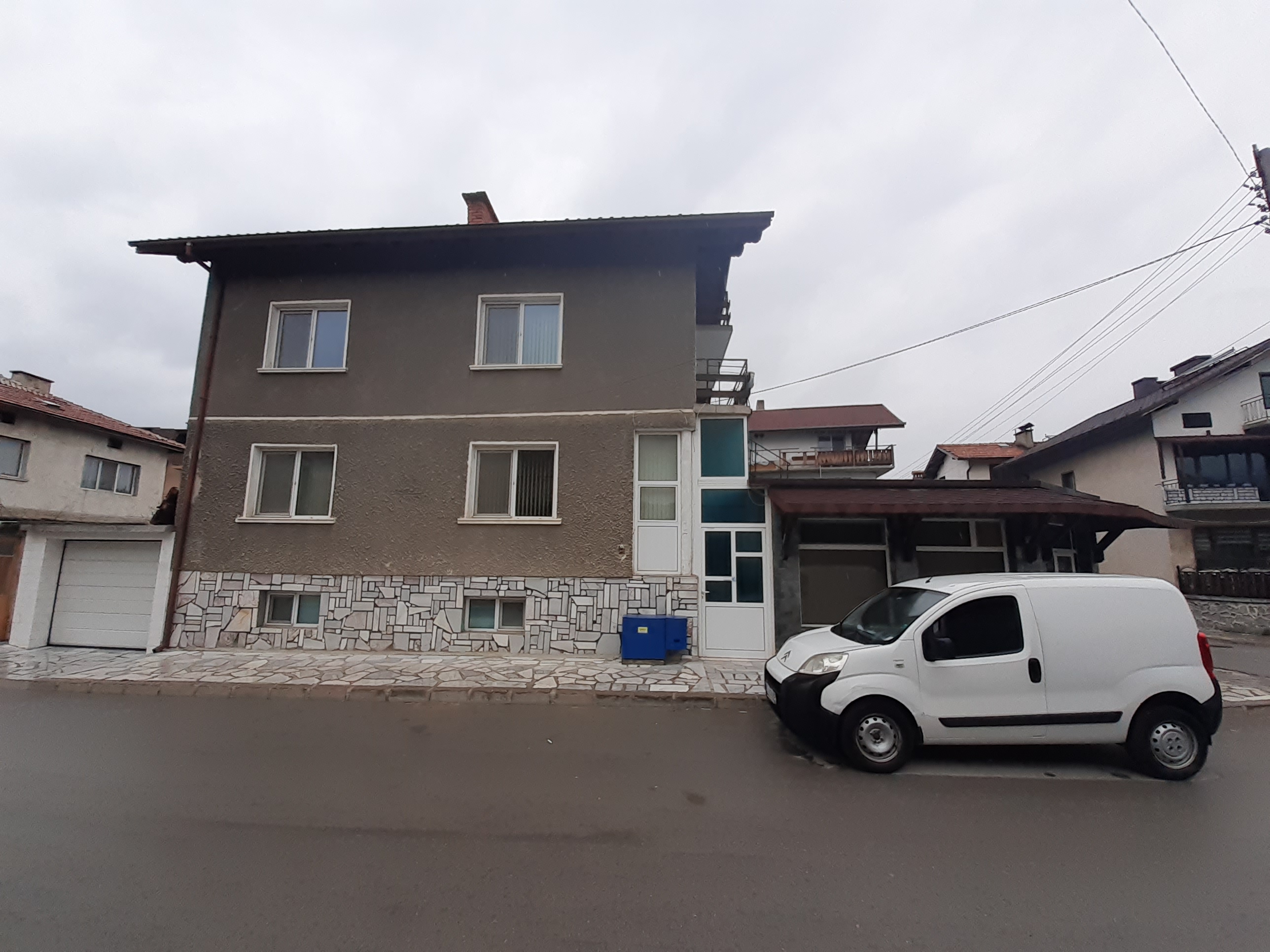 За продажба в Банско: Газифицирана масивна триетажна къща с търговско помещение