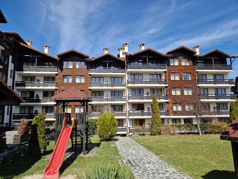 Банско: Обзаведен двустаен апартамент с южна тераса близо до ски лифта