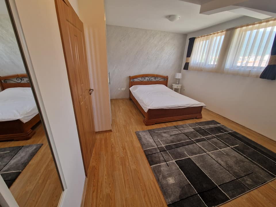 Просторен луксозно обзаведен двустаен апартамент с ниска такса поддръжка за продажба в Банско