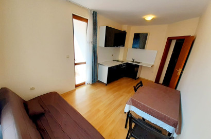 Без такса поддръжка: Просторен двустаен апартамент в жилищна сграда в Банско