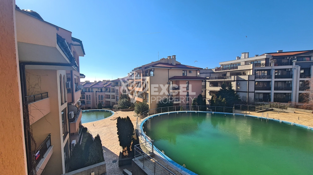 Просторен и красив двустаен апартамент с гледка басейн в Свети Влас