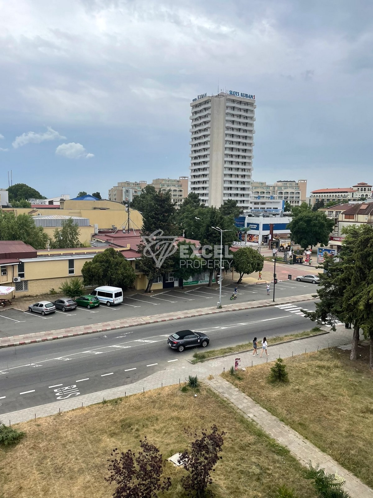 Обзаведен двустаен апартамент, близо до центъра.