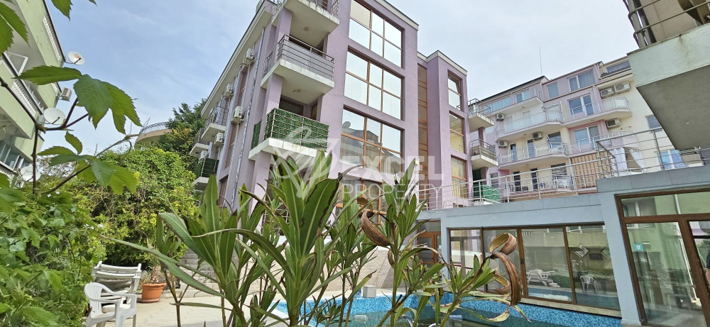 Тристаен обзаведен апартамент в Свети Влас близо до плажа