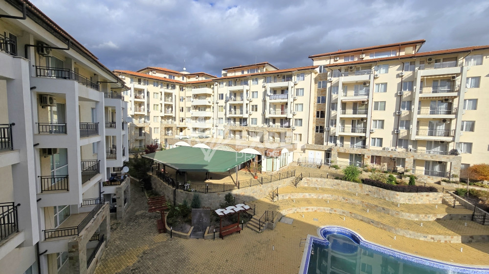 🏡 Тристаен апартамент с гледка към басейна в отлично поддържан комплекс